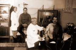 Фотокопия «Электролечебный кабинет с гальваническими и фарадическими машинами. 1939г.». 2017 г.
